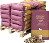 A pallet of bagged straw pellets with a single bag and a pile of pellets in the foreground. Produktbild-Vorschau