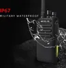 A black walkie-talkie is shown with water splashing around it, suggesting it is waterproof. Text indicates it is IP67 military waterproof. Anteprima dell’immagine prodotto