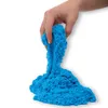 A hand holding and manipulating blue kinetic sand. Voir les images du produit