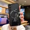 A person is holding a black phone case with a magnetic ring on the back, in what appears to be a cafe or restaurant setting. Anteprima dell’immagine prodotto