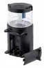 A black and clear automatic fish feeder is shown from a side-angle with the battery compartment open. Produktbild-Vorschau