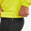 Detailansicht der gelben MEN"S FEATHERLITE JACKET von Montane; zeigt den verstellbaren Saum. Produktbild-Vorschau