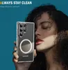 A woman is holding a clear phone case with a magnetic ring on the back, with text overlays. Anteprima dell’immagine prodotto