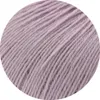 A close-up view of lilac-colored yarn. Produktbild-Vorschau