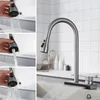A collage showing a kitchen faucet with water running, demonstrating different spray modes. Podgląd zdjęcia produktu