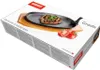 The image shows the retail packaging of a cast iron pan on a wooden board. Voir les images du produit