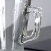 Close-up of a glass mug handle. Voir les images du produit