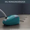 A teal vacuum cleaner is shown on a gray floor with its cord extending across the room to an electrical outlet. Text overlays highlight its cleaning radius. Produktbild-Vorschau