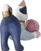 A close-up view of a ceramic cat figurine with a ball of yarn. Anteprima dell’immagine prodotto