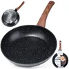 A black granite frying pan with a wooden handle is shown from multiple angles, along with a small packaging insert showing the pan with food. Anteprima dell’immagine prodotto