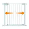 A white metal safety gate with orange arrows indicating adjustability. Voir les images du produit