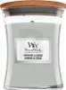 A WoodWick Lavender & Cedar scented candle in a glass jar with a wooden lid. Voir les images du produit