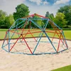 A geodesic dome climber in a park setting with sand on the ground and trees in the background. Voir les images du produit