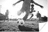 MuchoWow® Poster Junge spielt Fußball - schwarz und weiß Produktbild-Vorschau 1
