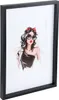 A framed illustration of a woman with sunglasses and a red bow in her hair. Produktbild-Vorschau