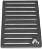 A dark gray metal grate with horizontal slats and a flame cutout in the bottom right corner, set against a white background. Anteprima dell’immagine prodotto