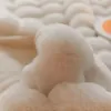 Nahaufnahme einer cremefarbenen, grob gestrickten Kunstfell-Decke mit weicher, plüschiger Textur Náhľad obrázku produktu