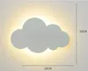 A cloud-shaped wall light is mounted on a wall, with dimensions indicated. Produktbild-Vorschau