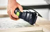 A person's hand is holding a sander, which is being used on a wooden frame next to a glass pane. Produktbild-Vorschau