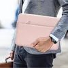 A person in a suit jacket and jeans holds a pink laptop sleeve. Produktbild-Vorschau