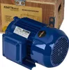 A blue electric motor is shown in front of a wooden crate with product information. Voir les images du produit