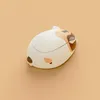 A calico cat-themed wireless mouse is shown from a top-down perspective on a plain, light orange background. Anteprima dell’immagine prodotto