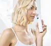 A woman is holding a white pore cleaner to her face. Produktbild-Vorschau