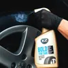A gloved hand sprays a tire care product onto a car tire next to a car rim. Podgląd zdjęcia produktu