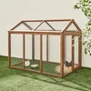 A wooden chicken coop with two chickens and eggs on a grassy lawn, with a brick wall in the background. Anteprima dell’immagine prodotto