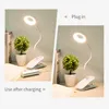 Two images showing a clip-on desk lamp, one plugged in and one charging, with text indicating the features. Produktbild-Vorschau
