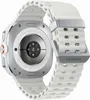 The back of a white Samsung Galaxy Watch Ultra is shown against a white background. The watch has a silver metal casing and a white silicone strap with a silver buckle. The Samsung logo is visible on the buckle. Anteprima dell’immagine prodotto
