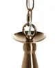 A close-up view of the chain and canopy of a brass-colored chandelier. Náhled obrázku produktu