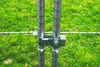Close-up of a green wire mesh fence with two gray poles connected by a metal clamp. Voir les images du produit