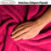 A hand touching a pink fleece blanket. Produktbild-Vorschau