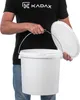 A person is holding a white plastic bucket with a lid and handle. Anteprima dell’immagine prodotto