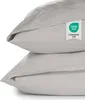 Two light gray pillowcases are stacked on top of each other, with a close-up view of the top pillowcase showing a certification tag. Anteprima dell’immagine prodotto