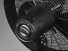 A close-up view of the control panel and motor housing of a black oscillating fan. Voir les images du produit