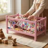 Ein hölzernes Puppenbett in Rosa mit Bettwäsche im Produktbild-Vorschau 4