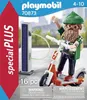 A Playmobil figure with a beard and green hat is on an electric scooter, connected to a solar charging station. The packaging also shows the product name, model number, and age recommendation. Anteprima dell’immagine prodotto