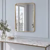 LunaMirror Theo Wandspiegel 75 x 50 cm, abgerundetes Rechteck, gerillter Aluminiumrahmen, Gold – 2 Produktbild-Vorschau