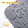 A close-up of a gray silicone mat with water droplets on it, highlighting its waterproof and raised-edge features. Produktbild-Vorschau