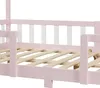 Close-up view of a pink and white children's bed frame with wooden slats. Anteprima dell’immagine prodotto