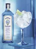 A bottle of Bombay Sapphire Gin and a glass of gin and tonic with ice and a lime wedge. Produktbild-Vorschau