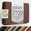 A folded brown jersey fitted sheet is shown with a label and a row of different colored sheets below. Produktbild-Vorschau