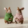 Deko Hase mit grünem Pullover – Sitzende Hasenfigur aus Produktbild-Vorschau 3