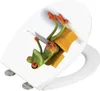 A toilet seat cover with a graphic of a frog holding a knife. Produktbild-Vorschau