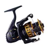 A black and gold fishing reel is shown against a white background. Voir les images du produit