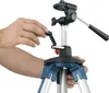 A person's hands are adjusting a crank on a tripod. Voir les images du produit