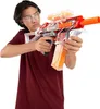 A young person is holding and aiming an X-Shot Hyper Gel Trace Fire toy gun. Voir les images du produit