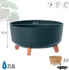 A dark blue planter with wooden legs, shown with dimensions and capacity. A smaller, lighter brown planter with legs is also shown, along with a black base. Anteprima dell’immagine prodotto